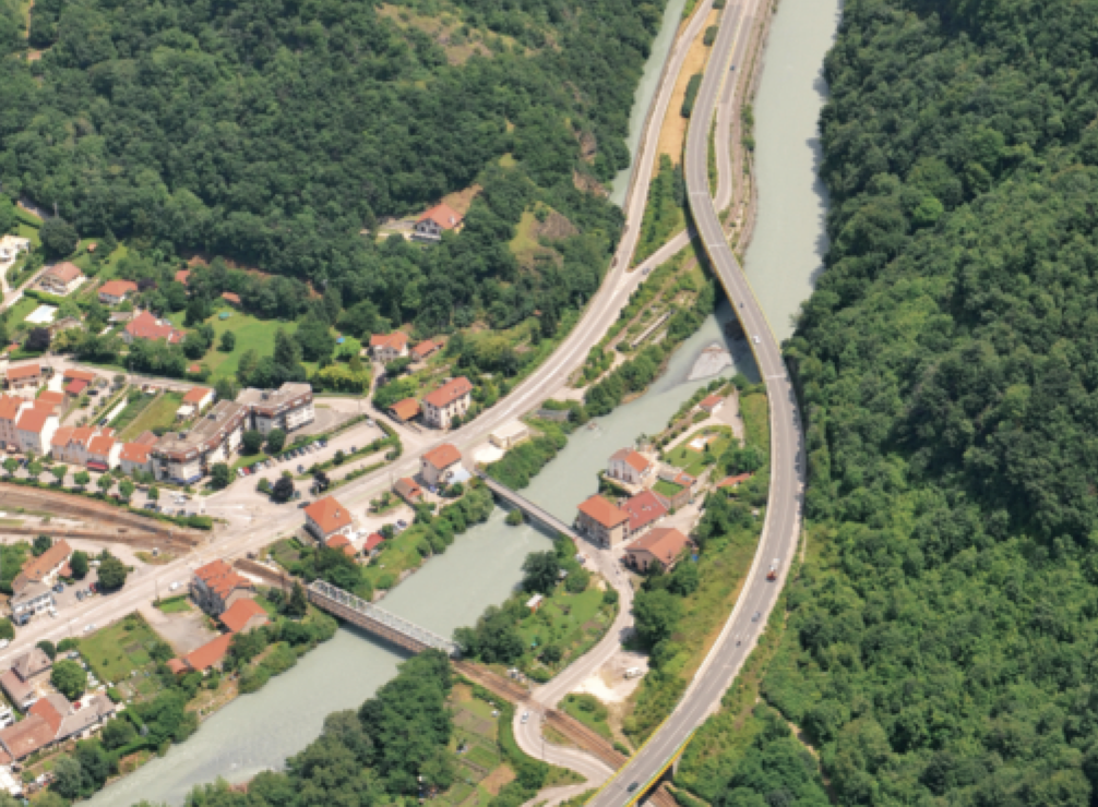 Situé à Séchilienne (Isère), le pont de la Romanche a été consolidé pour un coût de 473 000 euros financés par Grenoble Alpes Métropole.

