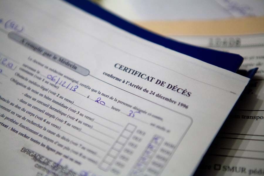 Si l'infirmier ne parvient pas à établir les causes du décès, il doit requérir l'assistance d'un médecin. Si l'infirmier ne parvient pas à établir les causes du décès, il doit requérir l'assistance d'un médecin.
