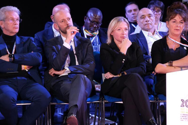 François Deluga (à gauche sur la photo), président du CNFPT, Stanislas Guerini (au centre), ministre de la Fonction publique, Murielle Fabre (au centre), secrétaire générale de l'AMF, ont débattu de l'attractivité de la fonction publique territoriale et des défis que doit relever le maire employeur, lors du 105e Congrès des maires de France, 21 novembre 2023.