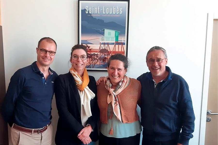 Emmanuelle Favre, maire de Saint-Loubès (33, 3e à gauche) ne briguera pas de nouveau mandat. C'est l'un de ses adjoints, Sébastien Roux (1er à gauche), qui se présentera pour la majorité sortante. Emmanuelle Favre, maire de Saint-Loubès (33, 3e à gauche) ne briguera pas de nouveau mandat. C'est l'un de ses adjoints, Sébastien Roux (1er à gauche), qui se présentera pour la majorité sortante.