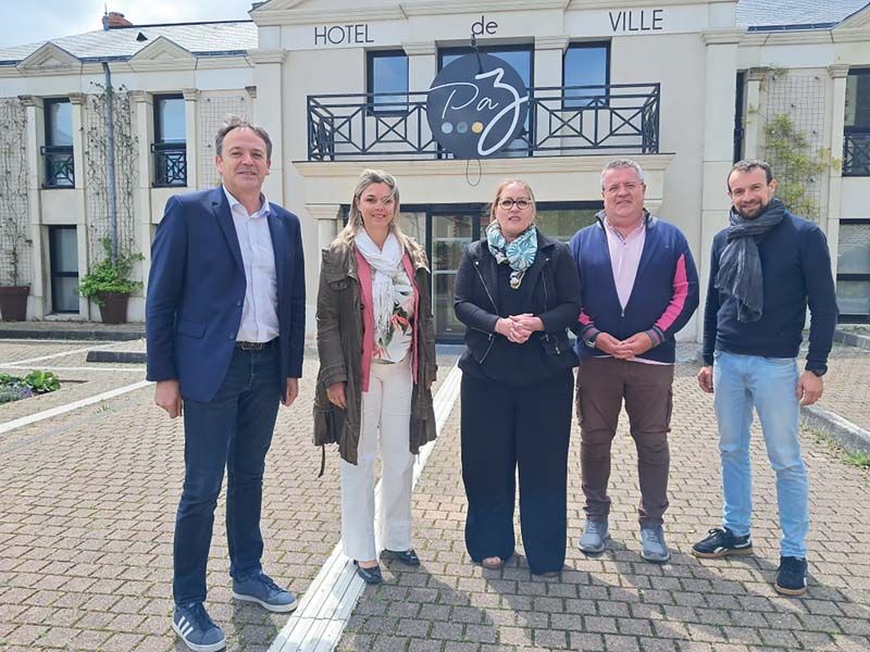 De gauche à droite, le maire Bruno Clavier, Marie Thibaud, fondatrice du collectif « Stop aux cancers de nos enfants », Sandra Augieras, adjointe à la santé, au handicap, à l'inclusion et à la séniorité, Thierry Pilatus, conseiller municipal délégué à la communication, relation aux usagers et santé environnementale, et Jean-Marie Monier, conseiller municipal.