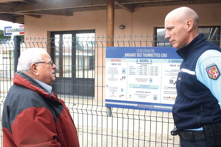 Pour Jean-Pierre Laval, maire des Tourrettes (à gauche), la nouvelle brigade drômoise est &#171; un argument sécuritaire &#187;. La caserne, située à 1 km de l'A7, lieu d'opérations délictueuses, est dirigée par le major Vincent Schoreels (à droite).