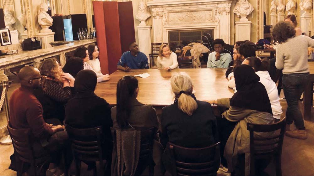 Les jeunes ambassadeurs de la culture ont pu échanger avec Birane Ba (1er face gauche), pensionnaire de la Comédie-Française, en mai. 