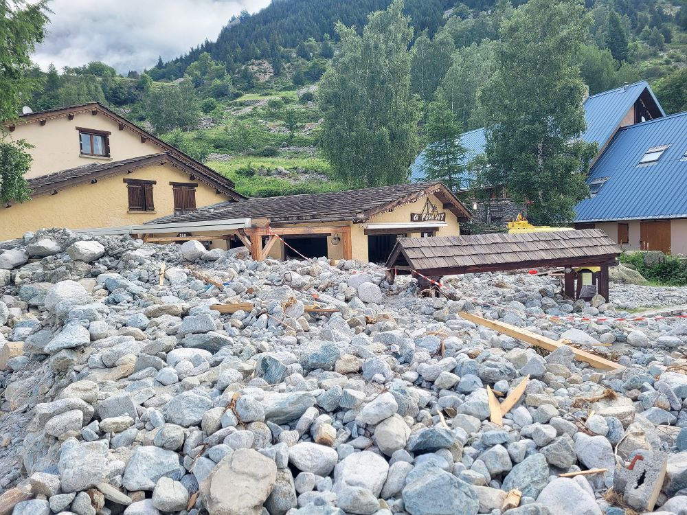 20-21 juin 2024, de fortes pluies, conjuguées à la fonte brutale des neiges et à la vidange d'un lac, ont déversé 350 000 m3 de roches sur le hameau de Saint-Christophe-en-Oisans (38).