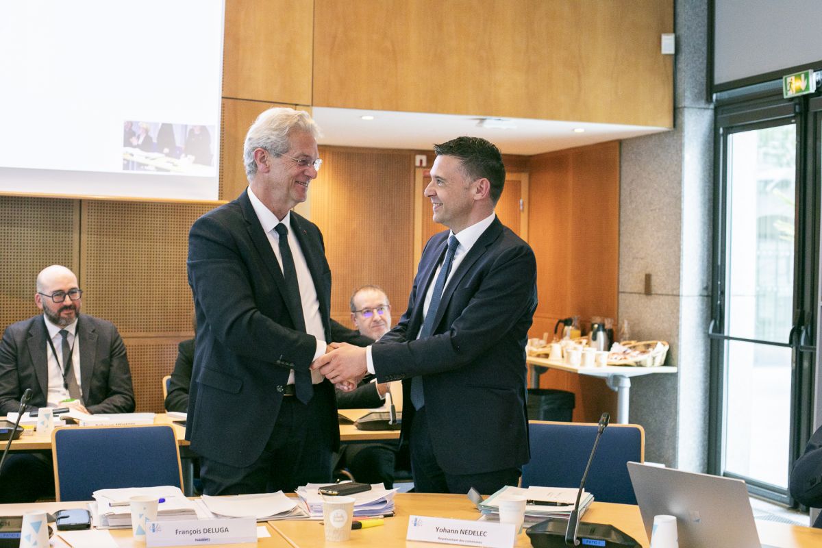 François Deluga (à gauche sur la photo) félicite Yohann Nédélec qui vient d'être élu à l'unanimité président du CNFPT par le conseil d'administration de l'établissement public ce 17 avril 2024.