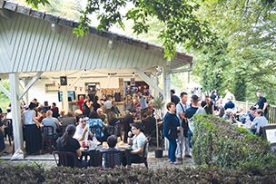 Palais-sur-Vienne (87) a rouvert cet été sa guinguette à la grande satisfaction des habitants d'ordinaire privés d'endroits conviviaux. Ceci pousse la mairie à œuvrer pour accueillir, sur le site, le futur camping de l'agglomération de Limoges. 