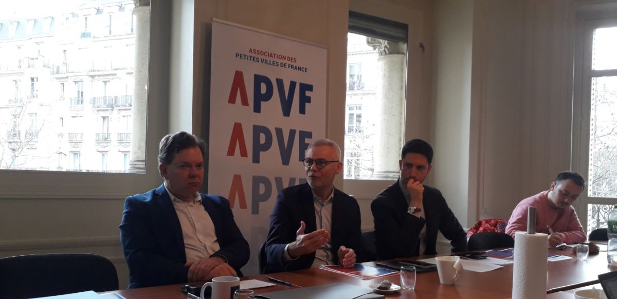 Antoine Homé, maire de Wittenheim (68) et premier vice-président de l'APVF, Christophe Bouillon, président de l'APVF, et Daniel Cornalba, maire de L'Étang-la-Ville (78), le 11 février 2026, à Paris.