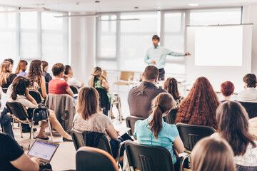 Pour les élus exerçant leur mandat, les cinq formations les plus sollicitées concernent la &#171; communication &#187; (18%), &#171;Finances/fiscalité/budget comptabilité &#187; (10 %), le &#171;statut et le rôle de l'élu &#187; (10 %), &#171; Cimetière et gestion funéraire&#187; (8%) et &#171; Urbanisme et aménagement du territoire &#187; (8 %)