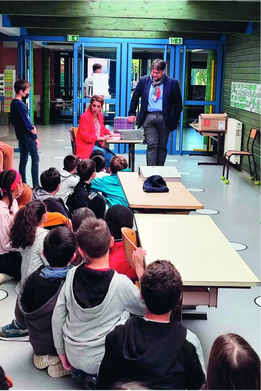 Le 15 avril 2022, Nora Fraisse, fondatrice de l'association Marion La Main Tendue, s'est rendue dans les classes de CM1 et CM2 de l'ecole Jeanne
Chanson. L'occasion d'echanger avec les enfants sur leur utilisation d'internet et des reseaux sociaux et leur rappeler l'importance d'etre accompagnes pour surfer sur le net en toute securite. 