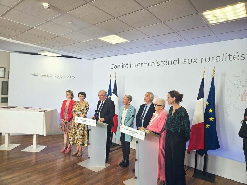 François Bayrou, Premier ministre, a  présenté ses mesures en faveur des communes rurales, le 20 juin, 
à Mirecourt (88).
