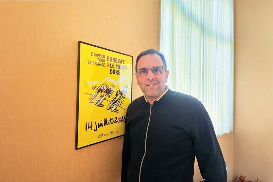 Fabien Magnet, maire d'Ennezat (2 700 habitants, 63) : " Trois mille personnes du Tour de France vont arriver le 14 juillet au matin et repartiront au maximum vers 15h00. " Fabien Magnet, maire d'Ennezat (2 700 habitants, 63) : " Trois mille personnes du Tour de France vont arriver le 14 juillet au matin et repartiront au maximum vers 15h00. "