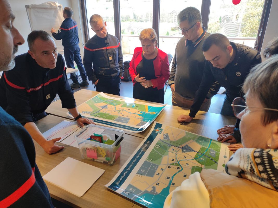 À partir de cas pratiques, des élus girondins ont pu, lors d'une formation en novembre 2023, apprendre à activer un plan communal de sauvegarde. À partir de cas pratiques, des élus girondins ont pu, lors d'une formation en novembre 2023, apprendre à activer un plan communal de sauvegarde.