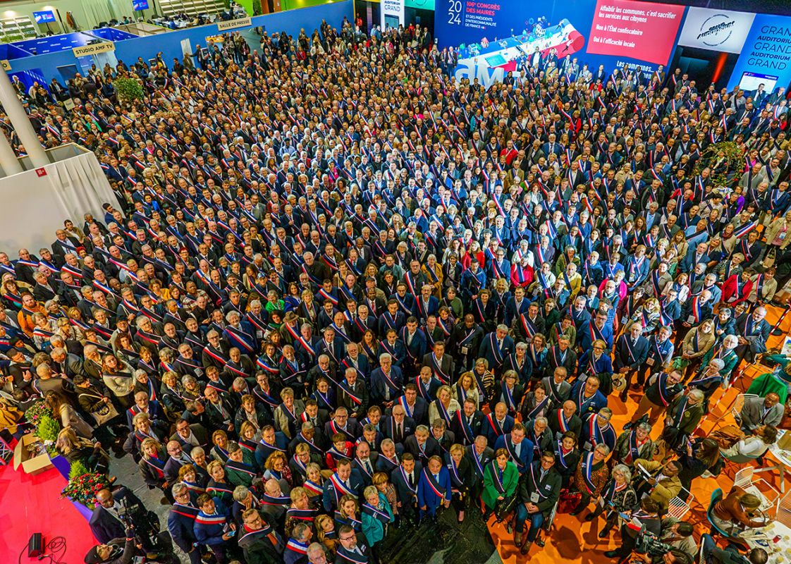 Les maires de France rassemblés, le 19 novembre, à l'ouverture du 106è congrès de l'AMF, à Paris, revêtus d'une écharpe noire recouvrant leur écharpe tricolore. 