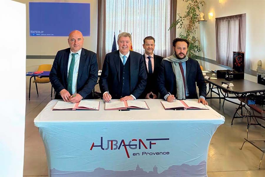 Le maire d'Aubagne (13), Gérard Gazay (2e à gauche), lors de la signature de la nouvelle convention de coordination, le 22 avril. Le maire d'Aubagne (13), Gérard Gazay (2e à gauche), lors de la signature de la nouvelle convention de coordination, le 22 avril.