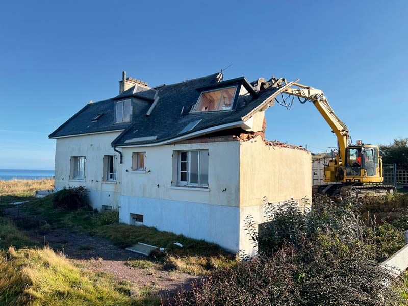 Avant de procéder à la démolition d'une maison en péril, la mairie informe les propriétaires et sécurise le site en interdisant l'accès à la parcelle. Avant de procéder à la démolition d'une maison en péril, la mairie informe les propriétaires et sécurise le site en interdisant l'accès à la parcelle.