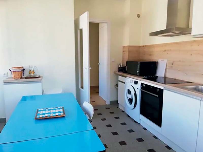 L'appartement de 80 mètres carrés peut loger jusqu'à huit personnes victimes de violences et dispose d'une cuisine toute équipée. L'appartement de 80 mètres carrés peut loger jusqu'à huit personnes victimes de violences et dispose d'une cuisine toute équipée.