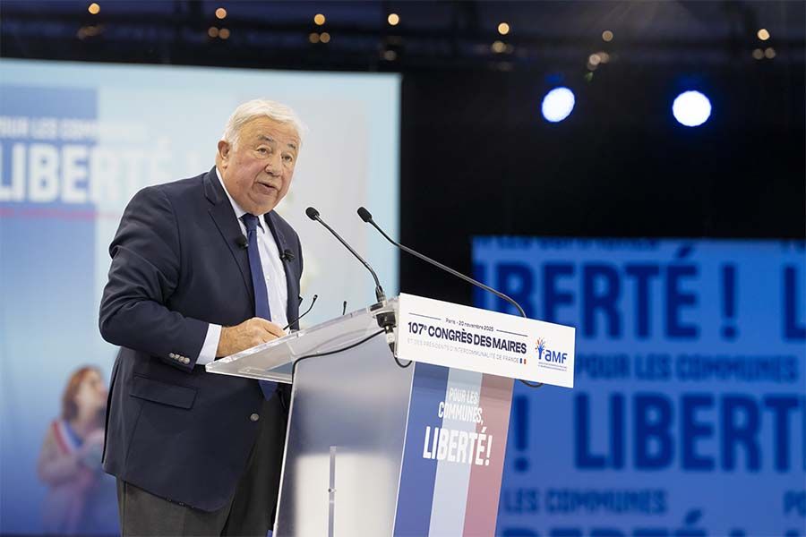 Le 20 novembre 2025, le président du Sénat, Gérard Larcher, a déclaré vouloir réduire de plus d'1 milliard d'euros les efforts financiers demandés aux communes pour baisser le déficit public.