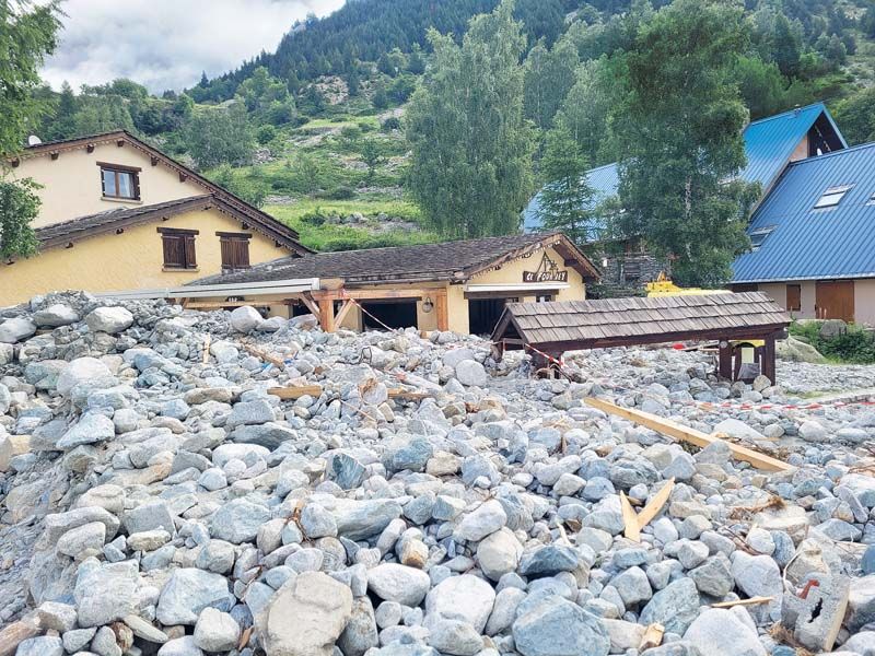 De fortes pluies, conjuguées à la fonte brutale des neiges et à
la vidange d'un lac, ont déversé, les 20-21 juin 2024, des roches sur le hameau de La Bérarde (38). Le réchauffement climatique en est une des causes. De fortes pluies, conjuguées à la fonte brutale des neiges et à
la vidange d'un lac, ont déversé, les 20-21 juin 2024, des roches sur le hameau de La Bérarde (38). Le réchauffement climatique en est une des causes.