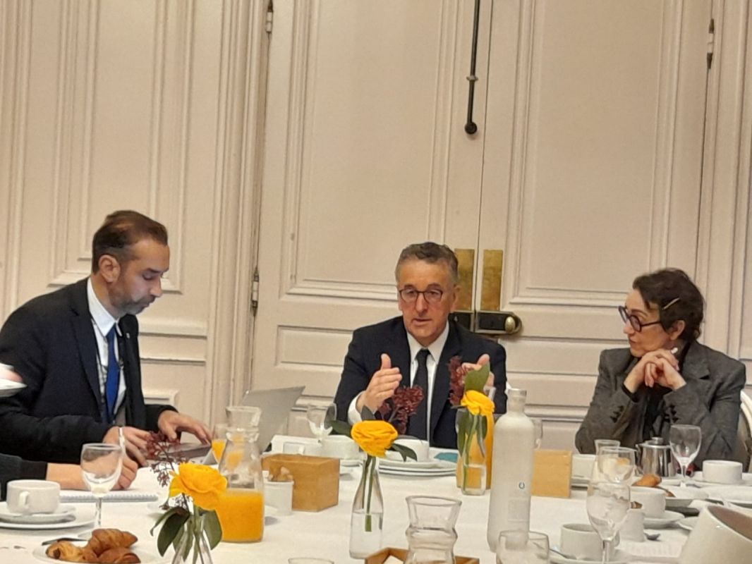 Bernard Delcros (au centre), président de la Délégation aux collectivités territoriales et à la décentralisation du Sénat, exposant, le 15 janvier, les principaux chantiers engagés par les sénateurs. 