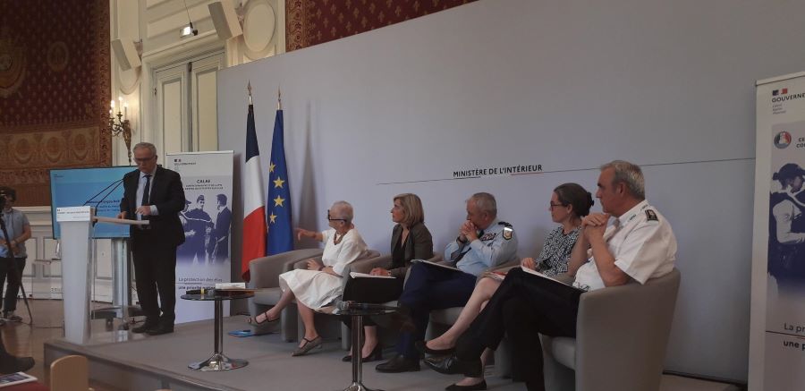 En 2024, « avec 2 501 faits, dont 250 agressions physiques, le nombre des atteintes contre les élus a baissé de 9 % par rapport à l'année 2023, a souligné François-Noël Buffet, ministre auprès du ministre de l'Intérieur, le 20 mai. En 2024, « avec 2 501 faits, dont 250 agressions physiques, le nombre des atteintes contre les élus a baissé de 9 % par rapport à l'année 2023, a souligné François-Noël Buffet, ministre auprès du ministre de l'Intérieur, le 20 mai.