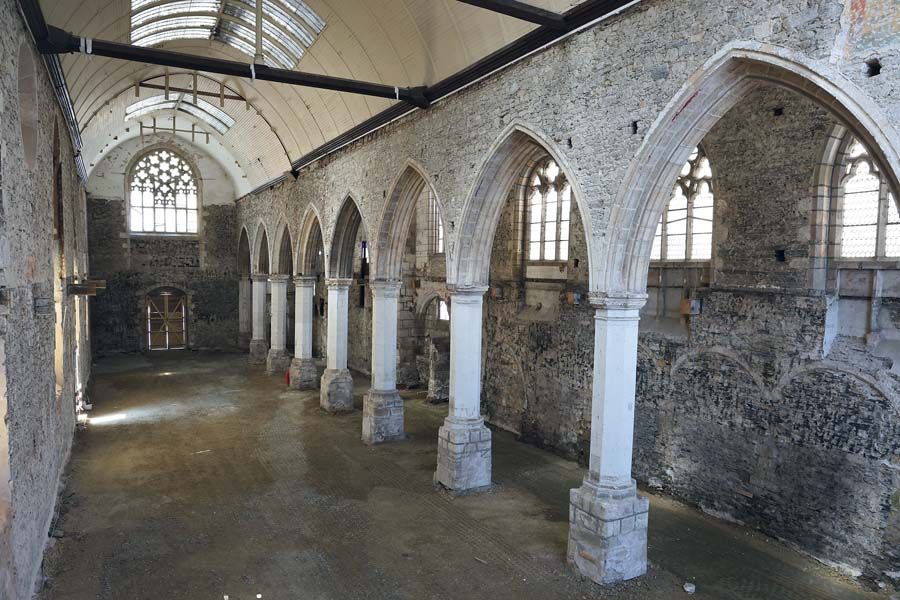 Menées par l'Inrap à l'intérieur de l'église du couvent des Jacobins, à Morlaix (29), une première phase a mis au jour plus de 230 tombes ainsi que de rares objets de dévotion.