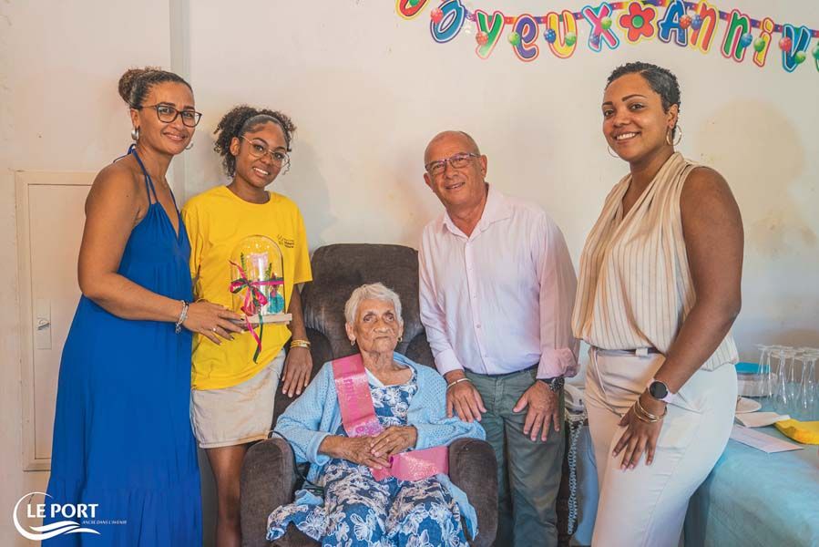 Que ce soit pour les aider à domicile ou bien partager un événement joyeux (ici, l'anniversaire d'une centenaire), les jeunes en service civique savent s'adapter à chaque situation. Que ce soit pour les aider à domicile ou bien partager un événement joyeux (ici, l'anniversaire d'une centenaire), les jeunes en service civique savent s'adapter à chaque situation.