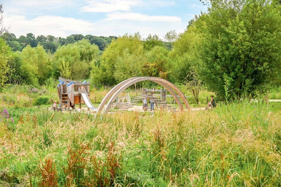 Après avoir acquis des terrains le long de la Sente des Rivières, Montivilliers (76) a conçu un parc avec, notamment, des jeux inclusifs, et restauré des zones humides où 1 145 arbres ont été plantés. Après avoir acquis des terrains le long de la Sente des Rivières, Montivilliers (76) a conçu un parc avec, notamment, des jeux inclusifs, et restauré des zones humides où 1 145 arbres ont été plantés.