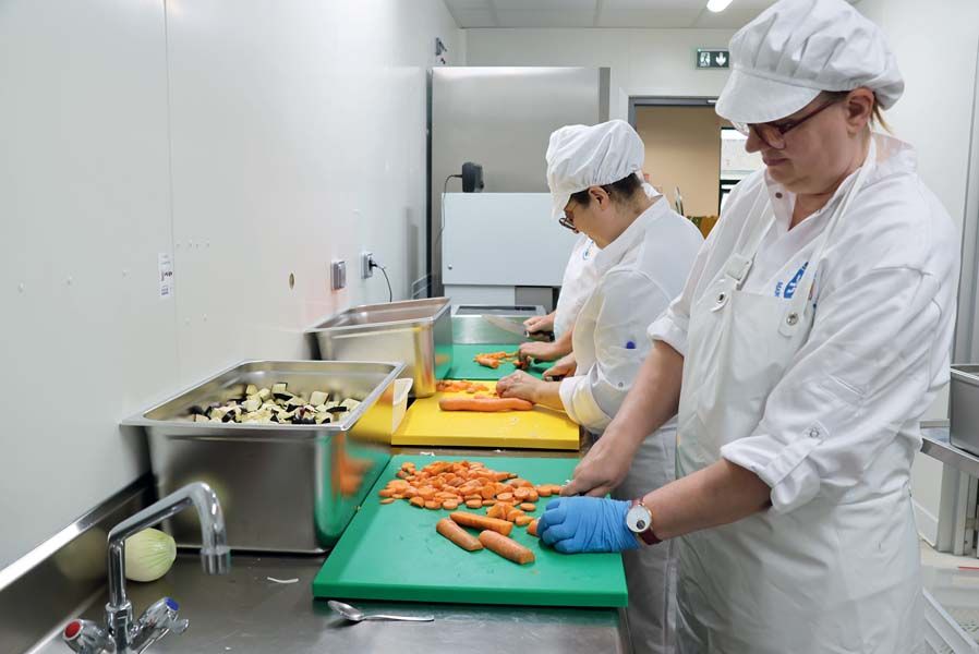 La cantine de Margny-lès-Compiègne (60) est passée en régie municipale : un chef a été recruté, l'équipe des cantinières a été formée et la cuisine centrale aménagée pour la rentrée 2024.