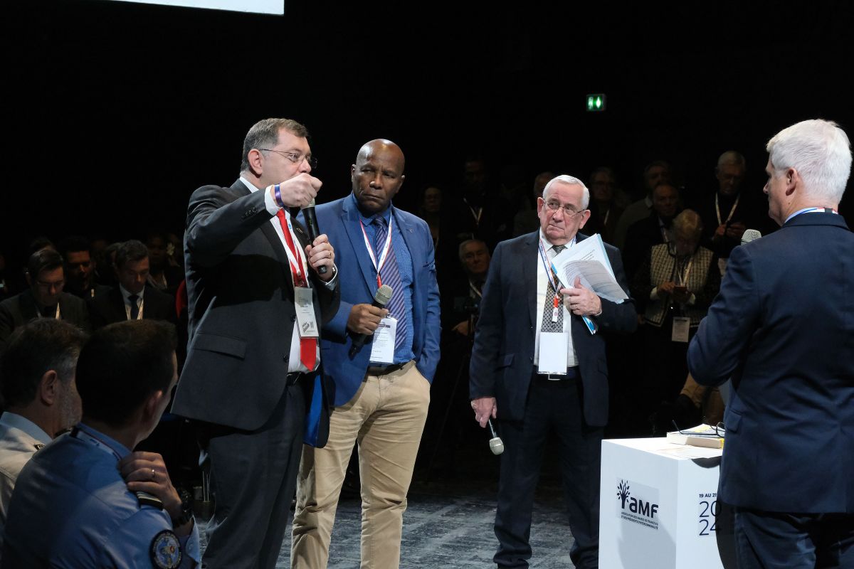 [De gauche à droite] Jean-Paul Vermot, maire de Morlaix (29), José Mirande, maire du Marin (972), Édouard Matt, maire d'Égly (91) lors du forum du 106e Congrès consacré au narcotrafic, 20 novembre 2024, Paris.  