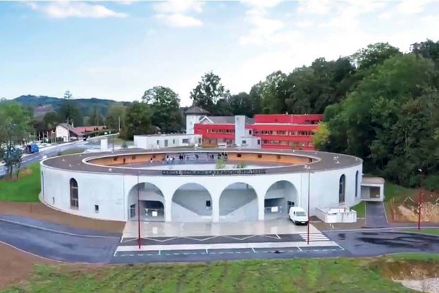 Porté par la commune de Maîche (25), le Cercle scolaire La Franche-Montagne est une école 100 % inclusive où les enfants porteurs ou non de handicap se retrouvent lors des récréations et des repas. 