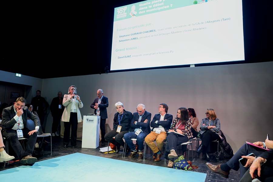 Selon Stéphanie Guiraud-Chaumeil, maire d'Albi (81) et présidente de la communauté d'agglomération de l'Albigeois (au micro), « l'échéance municipale (...) doit être le temps de la stabilité et de la confiance entre communes et EPCI. » Selon Stéphanie Guiraud-Chaumeil, maire d'Albi (81) et présidente de la communauté d'agglomération de l'Albigeois (au micro), « l'échéance municipale (...) doit être le temps de la stabilité et de la confiance entre communes et EPCI. »