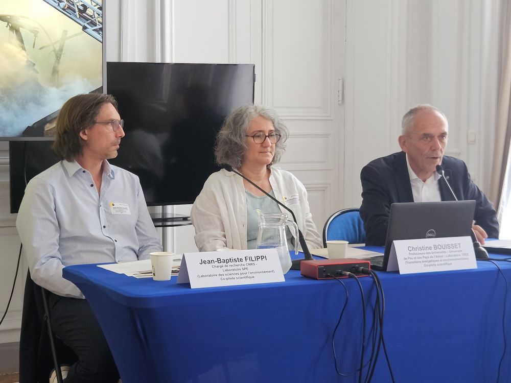 Les chercheurs au CNRS ont compulsé plus de 1000 études scientifiques sur le risque incendie de végétation. Ils ont présenté la synthèse lors d'une conférence de presse au CNRS, le 29 mai. Les chercheurs au CNRS ont compulsé plus de 1000 études scientifiques sur le risque incendie de végétation. Ils ont présenté la synthèse lors d'une conférence de presse au CNRS, le 29 mai.