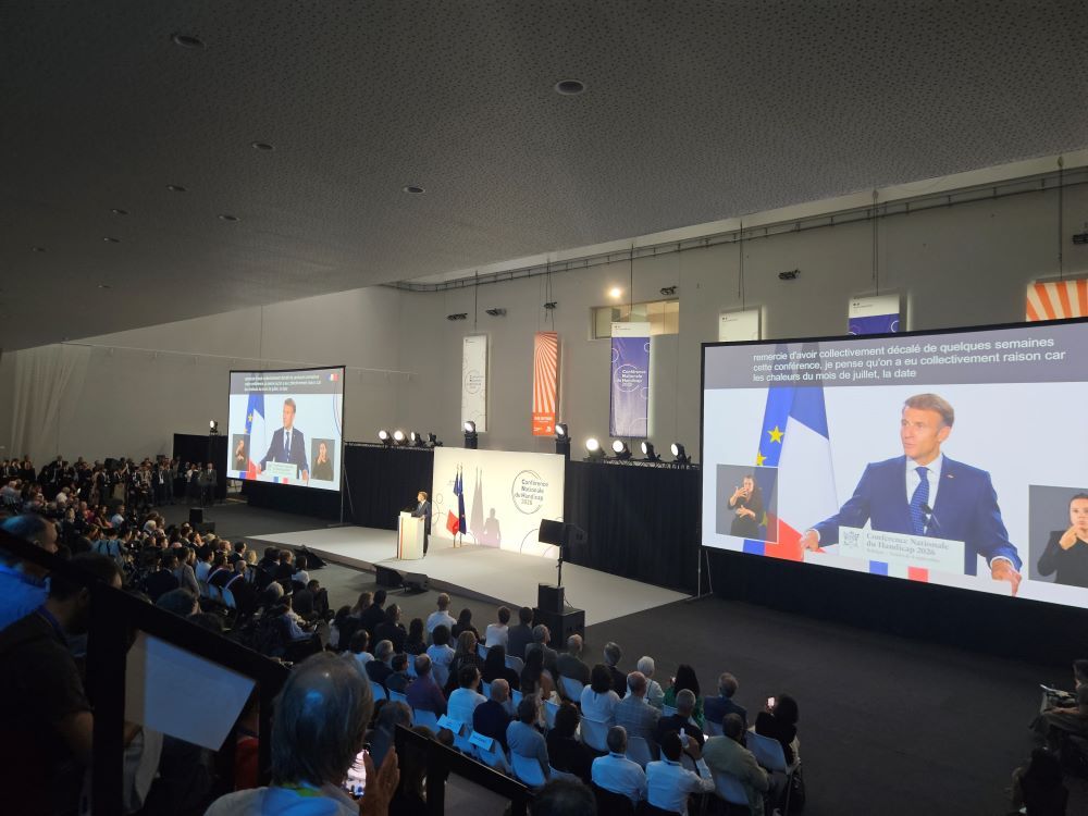 Emmanuel Macron a esquissé les engagements de l'État sur le handicap pour les trois prochaines années, lors de la CNH 2026, à Bobigny (93). Sans évoquer la question des financements. Emmanuel Macron a esquissé les engagements de l'État sur le handicap pour les trois prochaines années, lors de la CNH 2026, à Bobigny (93). Sans évoquer la question des financements.