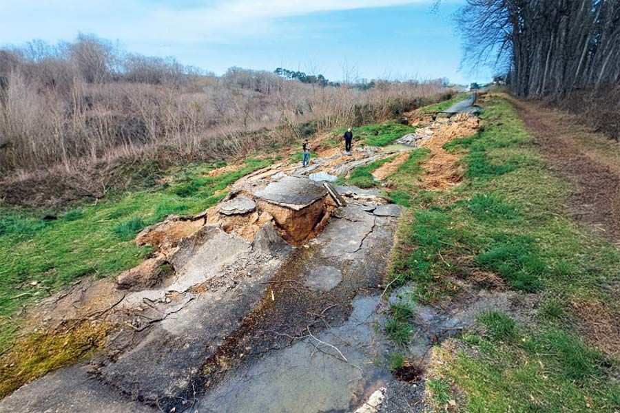 Depuis février dernier, après l'écroulement de la route Labescau-Aillas (33) dû à de fortes pluies, Labescau espère être reconnue en état de catastrophe naturelle pour financer les travaux. Depuis février dernier, après l'écroulement de la route Labescau-Aillas (33) dû à de fortes pluies, Labescau espère être reconnue en état de catastrophe naturelle pour financer les travaux.