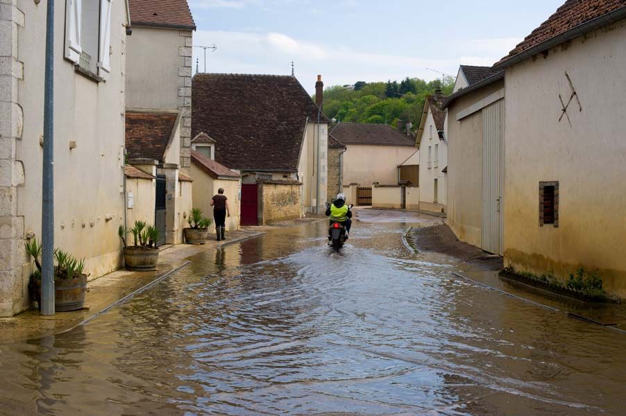La proposition de loi doit notamment simplifier les procédures applicables aux opérations d'entretien des cours d'eau. La proposition de loi doit notamment simplifier les procédures applicables aux opérations d'entretien des cours d'eau.