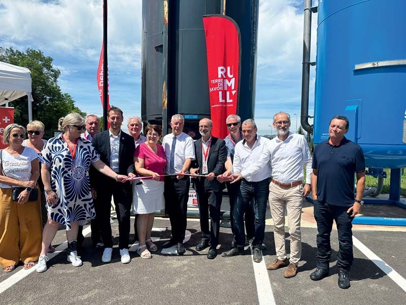 Le 5 juillet 2024, François Ravoire (au centre avec le badge), président de l'EPCI Rumilly Terre de Savoie (74), a inauguré, avec d'autres élus, la station de traitement qui, via des charbons actifs, rend potable l'eau contaminée aux perfluorés en 2022. Le 5 juillet 2024, François Ravoire (au centre avec le badge), président de l'EPCI Rumilly Terre de Savoie (74), a inauguré, avec d'autres élus, la station de traitement qui, via des charbons actifs, rend potable l'eau contaminée aux perfluorés en 2022.