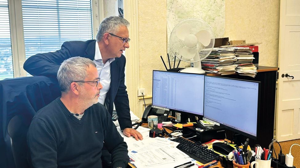 Le 2 octobre 2025, Jean-Louis Costes, maire de Fumel (47, debout), et Bruno Grenier, directeur des services techniques, se sont mobilisés pour identifier l'origine de l'attaque informatique causée par un cartel malaisien.