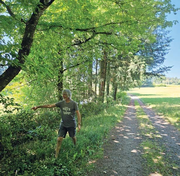 Michel Porte,  adjoint au maire de Madranges (Corrèze), a recensé les chemins communaux et parfois négocié à l'amiable le déplacement d'un tracé sur la parcelle agricole voisine. 
