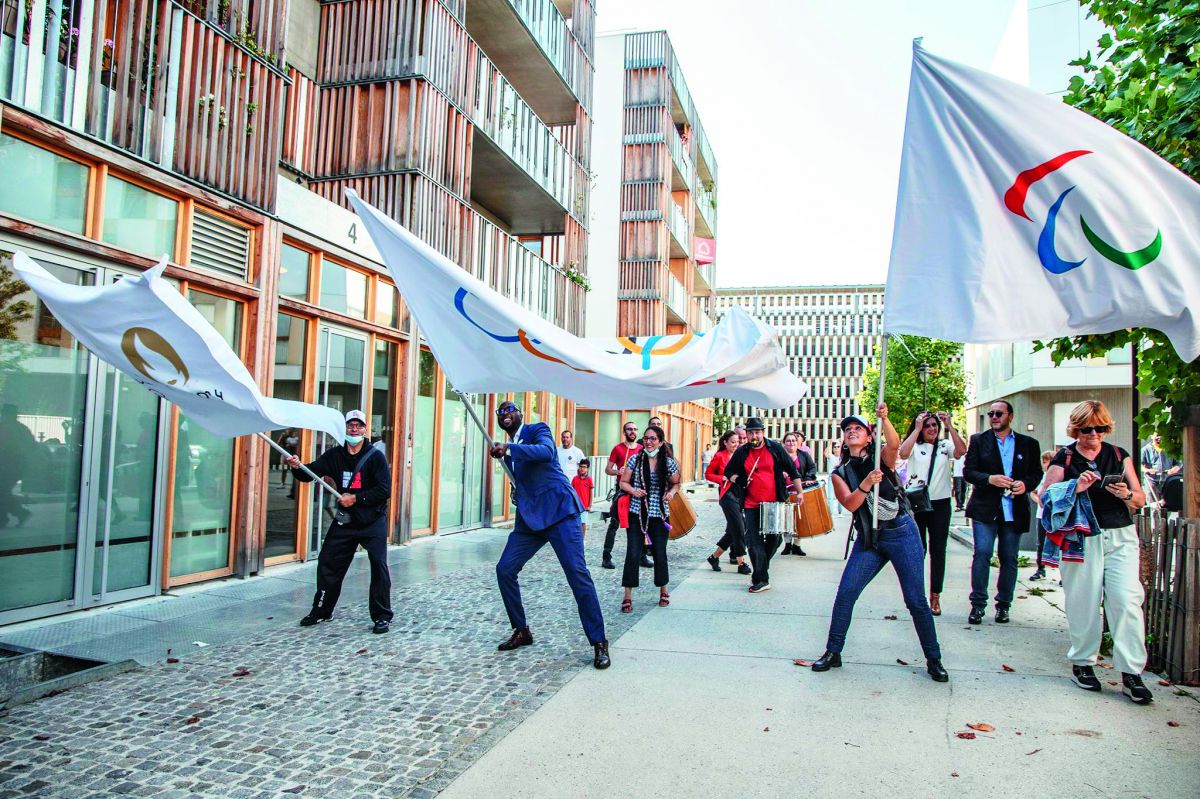 Lancée en Seine-Saint-Denis en septembre 2021, la tournée française des drapeaux olympique et paralympique a fait étape à L'Île-Saint-Denis, commune hôte et Terre de Jeux, en présence du maire Mohamed Gnabaly (au centre). 