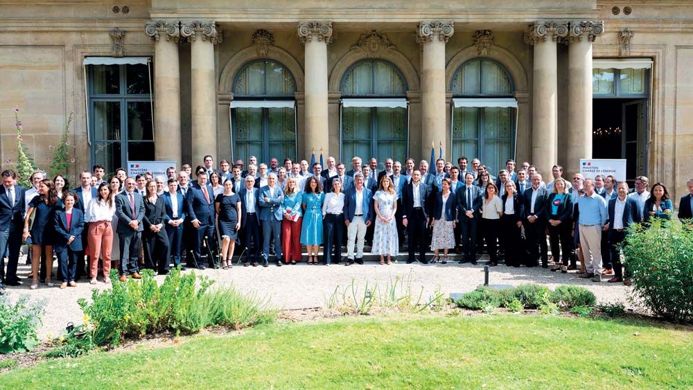Le ministère de l'Énergie a réuni, le 7 juillet, les acteurs de
l'électrification (industriels, élus, représentants des filières...) pour un point d'étape. Le ministère de l'Énergie a réuni, le 7 juillet, les acteurs de
l'électrification (industriels, élus, représentants des filières...) pour un point d'étape.