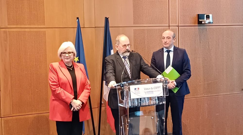 Philippe Laurent (au centre), président du CSFPT, accueille les ministres du Travail, Catherine Vautrin, et de la Fonction publique, Laurent Marcangeli, pour les vœux 2025 de l'instance de dialogue social dans la FPT, Paris, 8 janvier.