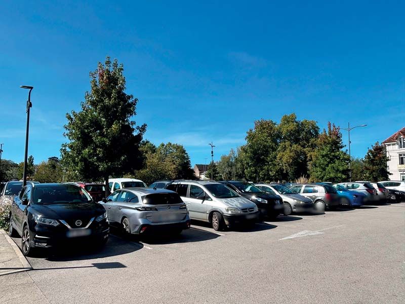 À Louhans (71), des capteurs intelligents ont été installés sur des lampadaires pour analyser, anonymement, la fréquentation des parkings ou le flux des piétons. Objectif : améliorer le cadre de vie.