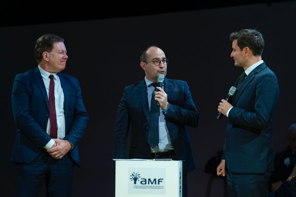 Antoine Homé, maire de Wittenheim (68), et Emmanuel Sallaberry, maire de Talence (33), co-présidents de la commission finances et fiscalité locales de l'AMF (à gauche sur la photo), lors du forum, le 19 novembre. Antoine Homé, maire de Wittenheim (68), et Emmanuel Sallaberry, maire de Talence (33), co-présidents de la commission finances et fiscalité locales de l'AMF (à gauche sur la photo), lors du forum, le 19 novembre.