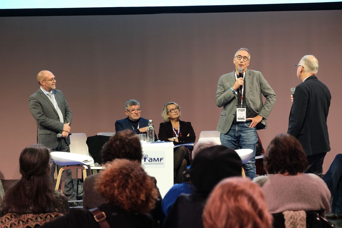 Selon l'enquête réalisée par l'AMF, 77 % des communes et 89 % des EPCI considèrent que des avancées ont eu lieu mais que des progrès restent à faire dans leur commune pour appliquer la loi du 11 février 2005.