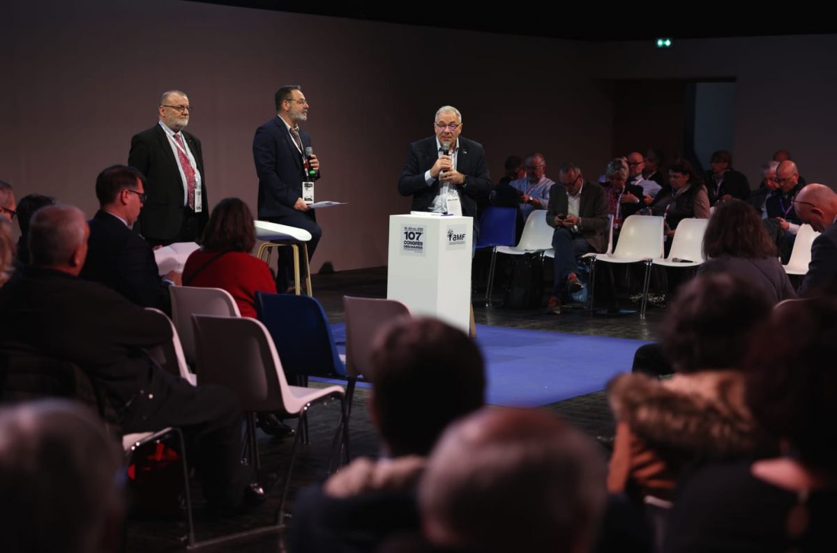 Lors du forum, le 19 novembre, au Congrès des maires, les élus ont été incités à se méfier des offres "gratuites" même si elles permettent de tester sans s'engager. Avec comme consigne de ne jamais charger de fichier communal sur ChatGPT contenant des données personnelles.