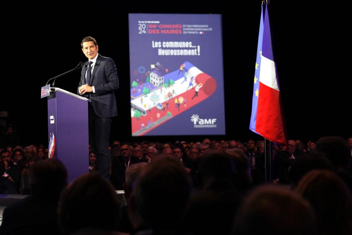 David Lisnard, président de l'AMF, prononçant son discours de clôture du 106è congrès , le 21 novembre 2024, devant les maires de France.