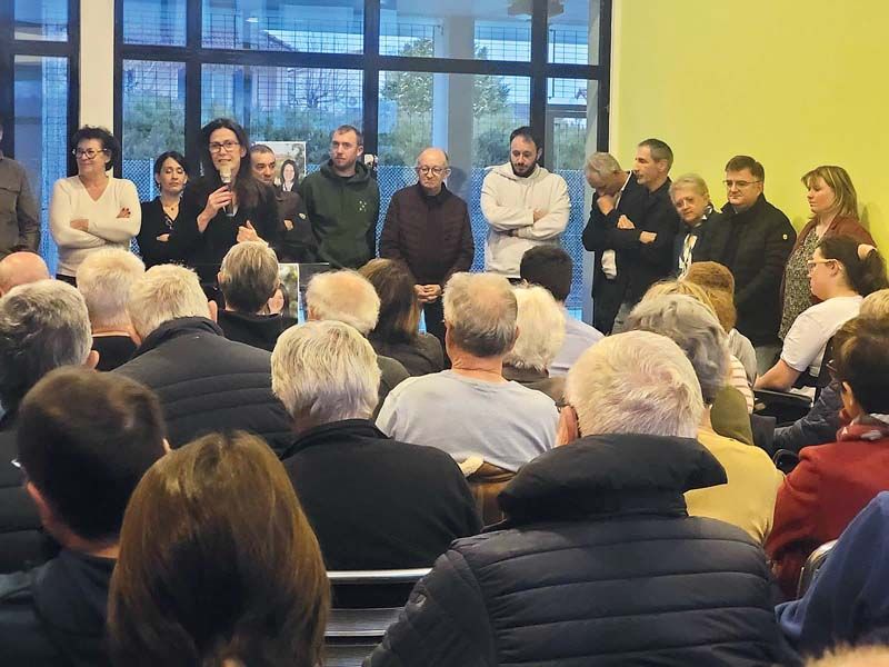 Andréa Brouille, maire de Bessines-sur-Gartempe (87, au micro), a besoin d'échanger avec les habitants pour « éviter les certitudes » et se remettre en question. Andréa Brouille, maire de Bessines-sur-Gartempe (87, au micro), a besoin d'échanger avec les habitants pour « éviter les certitudes » et se remettre en question.
