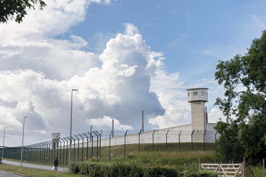 Depuis l'été 2025, la prison de Vendin-le-Vieil (62) a ouvert un quartier haute sécurité accueillant des narcotrafiquants. Pour préserver l'image de sa commune, le maire souhaite que la prison soit renommée.