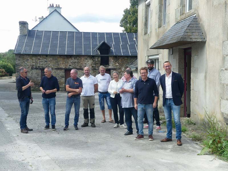 Les élus et artisans du Quillio (22) ont lancé, fin 2024, les travaux de la nouvelle salle multifonctions de la commune, subventionnés par le Fonds vert et la DETR. Elle sera livrée en 2026.