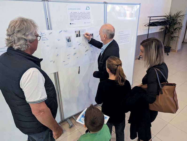 À l'issue de la formation, parents et enfants signent une charte symbolisant leurs engagements pour utiliser internet avec prudence. À l'issue de la formation, parents et enfants signent une charte symbolisant leurs engagements pour utiliser internet avec prudence.